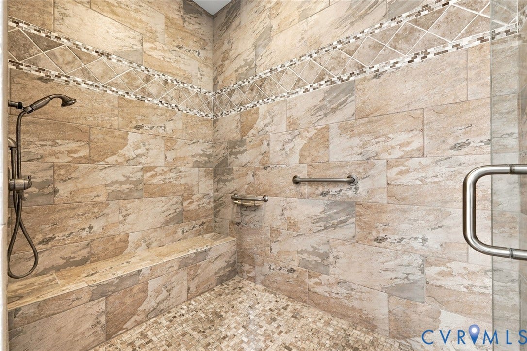 Large, easy to access tiled shower with bench
