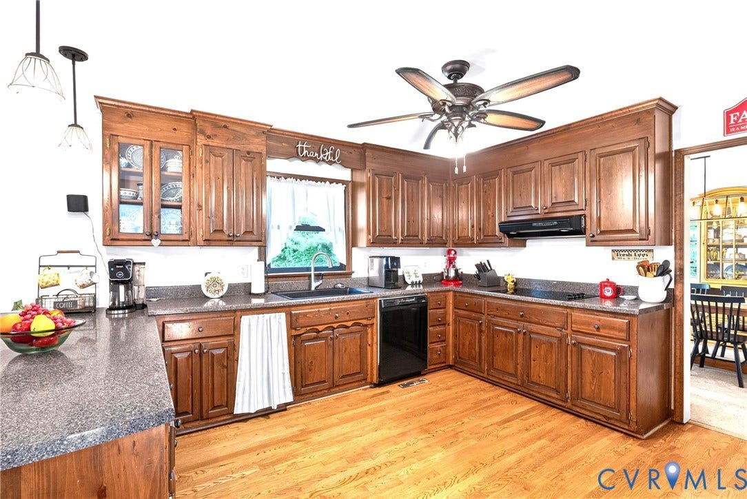 Spacious Kitchen with solid wood cabinetry, Peninsula countertop Overhang, hardwood floors, New Cooktop (2023)