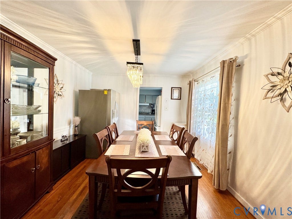 Crown molding detailing with wood-finish flooring