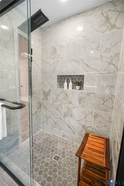 4911 Aqua Lane, Prince George, VA 23875 Walk-in shower with clear glass enclosure, large format tile walls, matte black shower head, and an integrated tiled niche