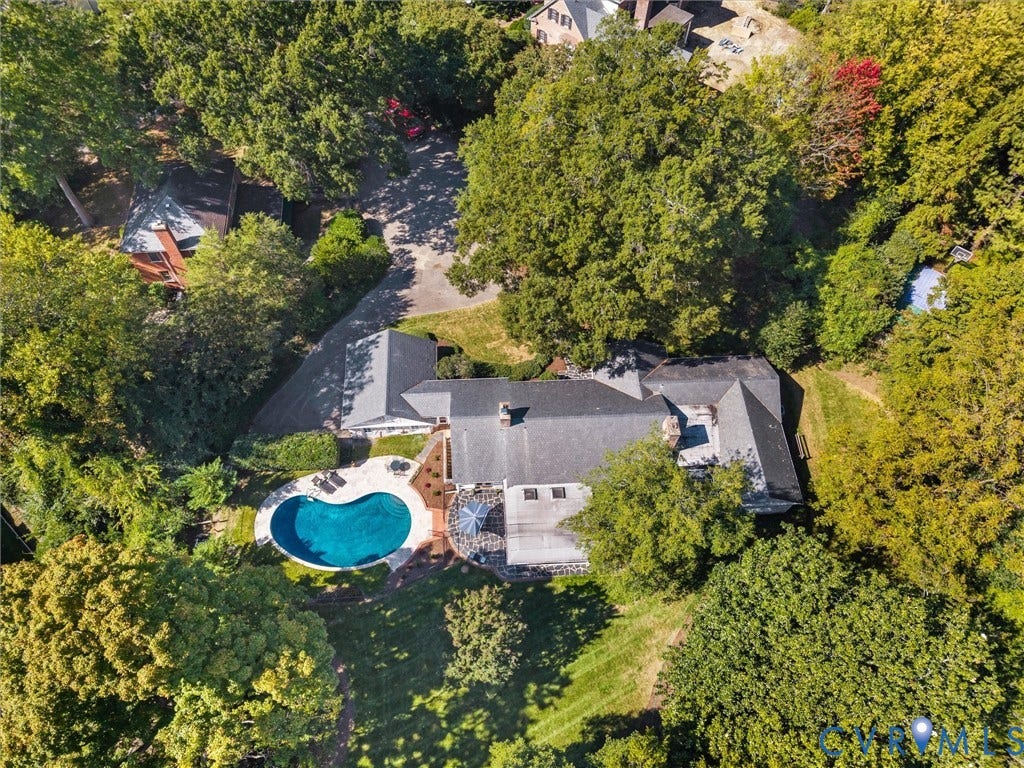 6208 Tapoan Place, Three Chopt, Richmond, VA 23226 Kidney-shaped swimming pool with surrounding patio