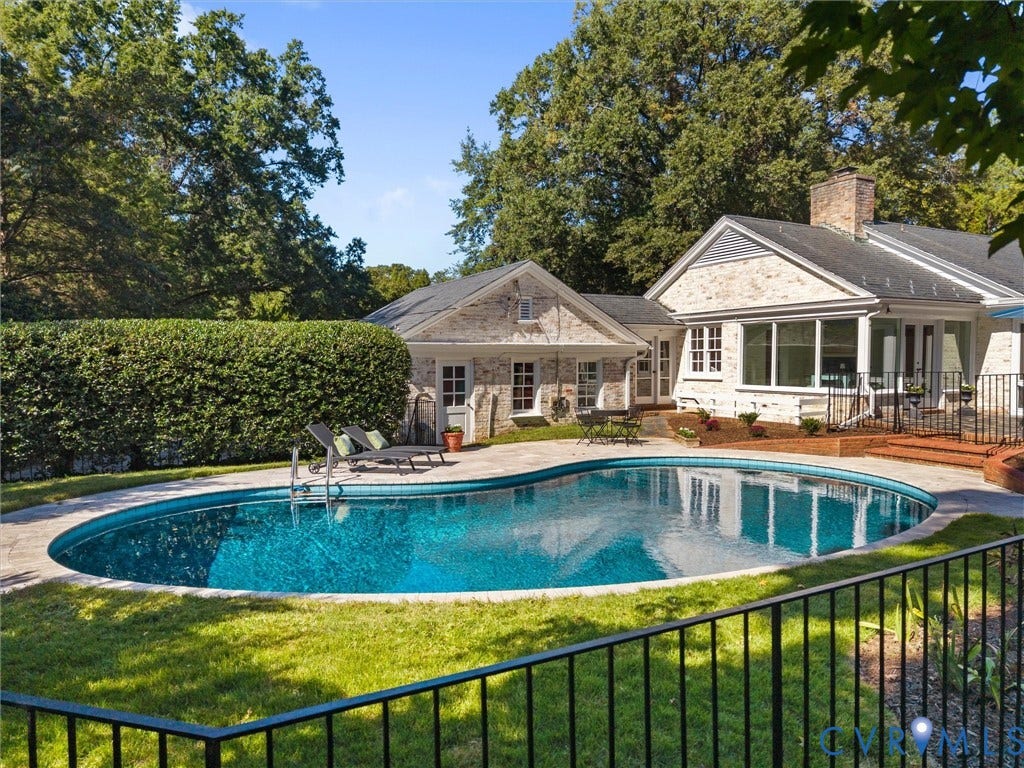 6208 Tapoan Place, Three Chopt, Richmond, VA 23226 Backyard featuring a free-form swimming pool, stone coping, manicured lawn, and mature privacy hedging