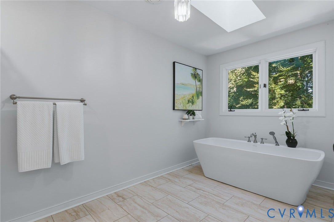 Slipper soaking tub