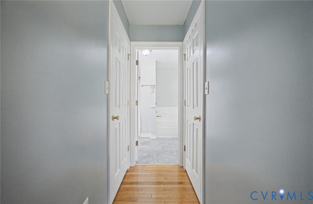 20550 Horseshoe Road, Prince George, VA 23830 Hardwood-style flooring leading to an interior space with carpeting and a built-in tub