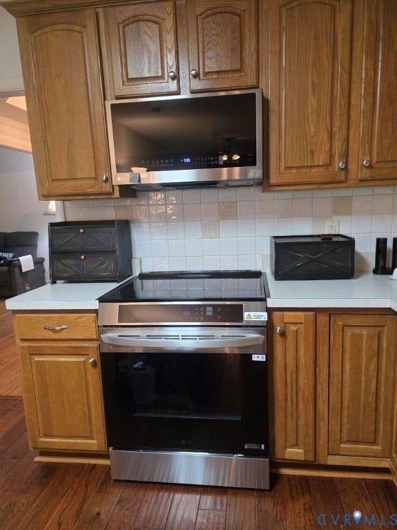 Built-in stainless steel oven, cooktop, and microwave