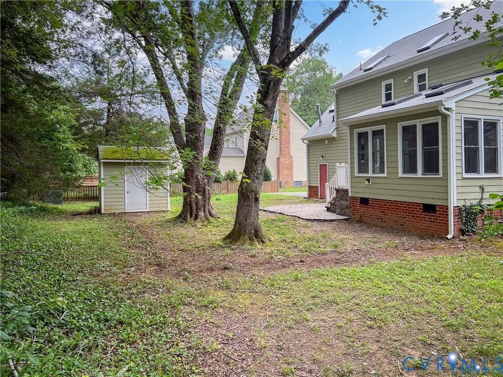 Detached storage shed, mature trees, rear patio
