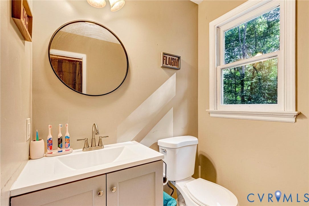 Hall bathroom with shower/tub