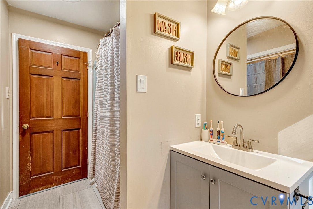 Hall bathroom with shower/tub