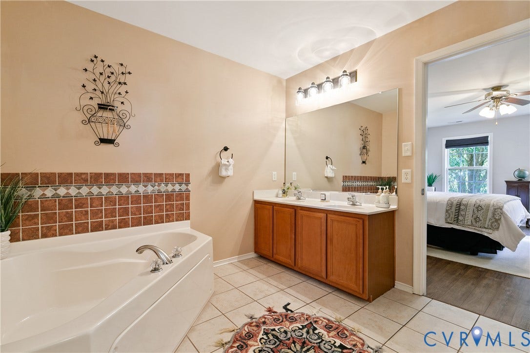 Primary bedroom en-suite bathroom