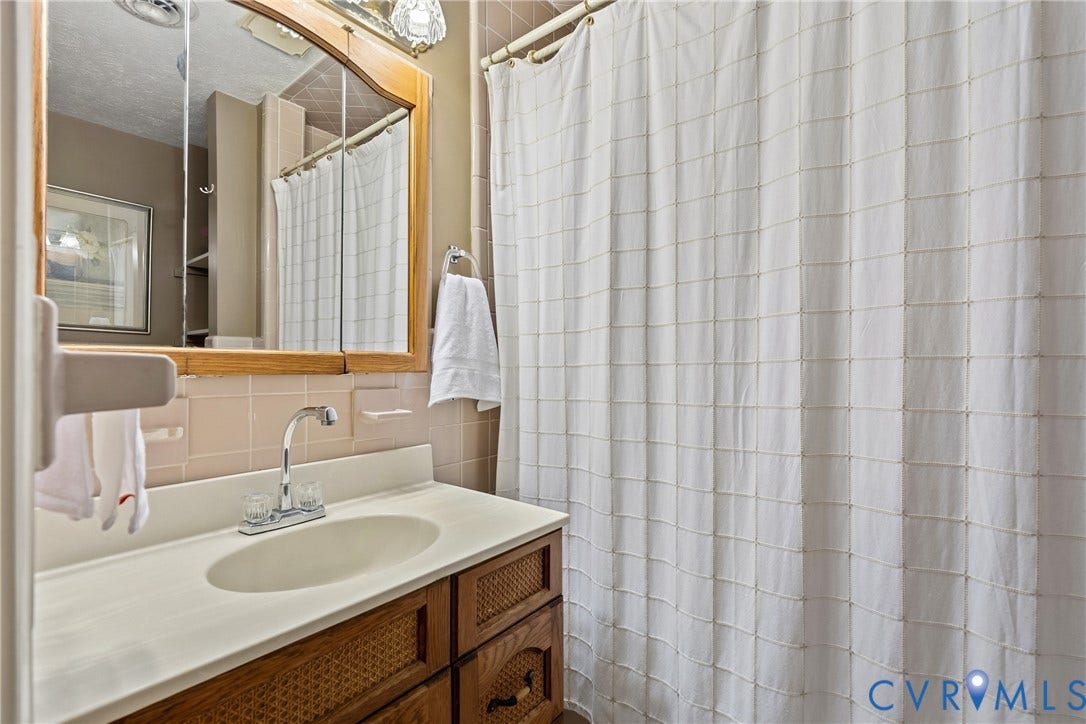 5809 Cold Harbor Road, Mechanicsville, VA 23111 Main home, full hall bath