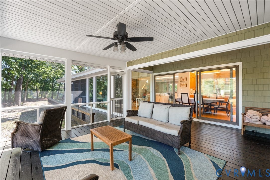 Screened porch featuring a dark wood-finish deck and white ceiling