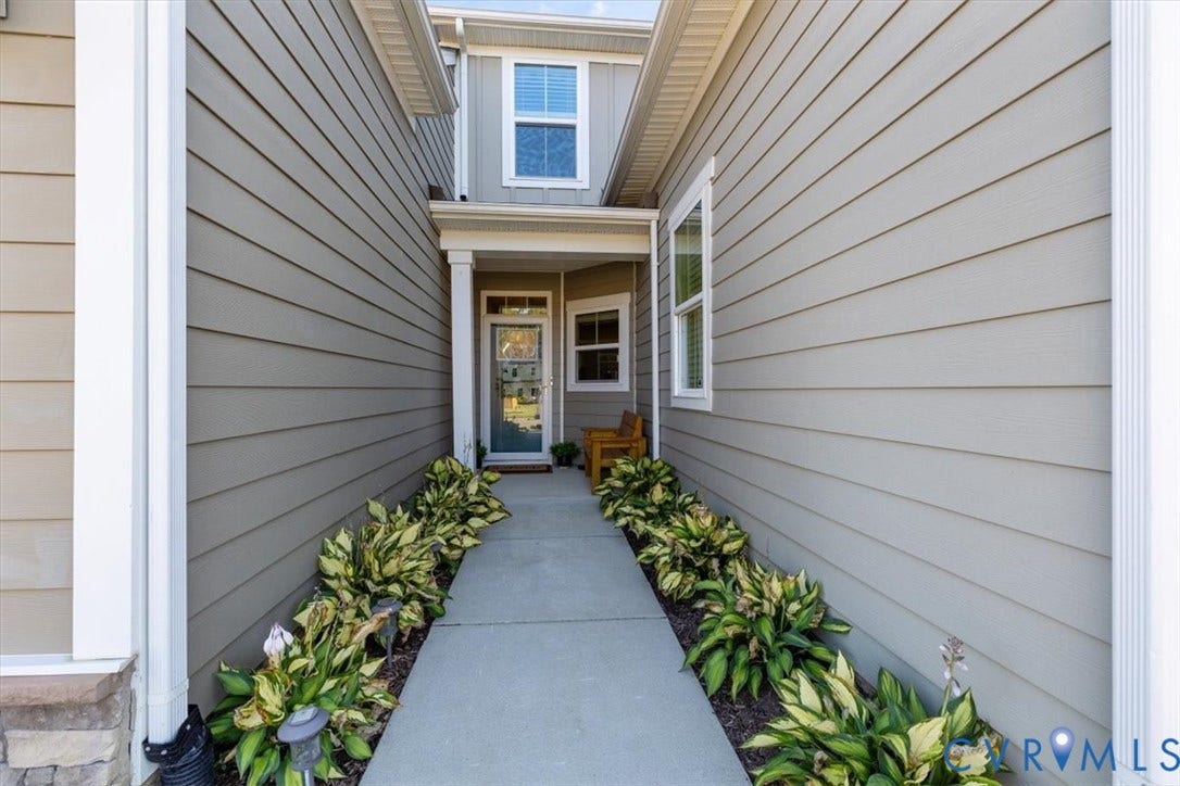 9129 Spring Green Loop, Mechanicsville, VA 23116 Private covered entry