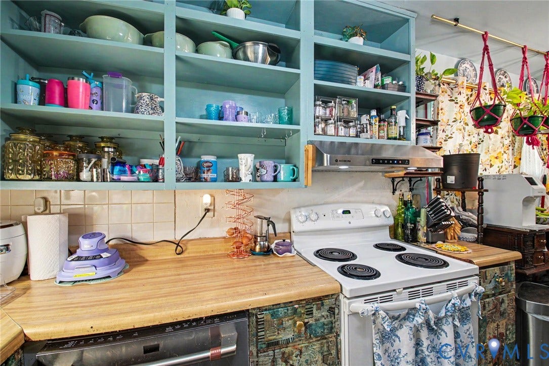106 Carriage Ct, Locust Grove, VA 22508 modern open shelving for ease of access