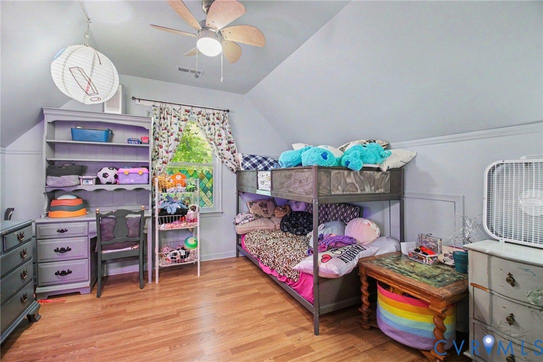 106 Carriage Ct, Locust Grove, VA 22508 upstairs bedroom to the right side
