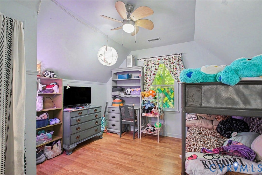 106 Carriage Ct, Locust Grove, VA 22508 upstairs bedroom to the right side