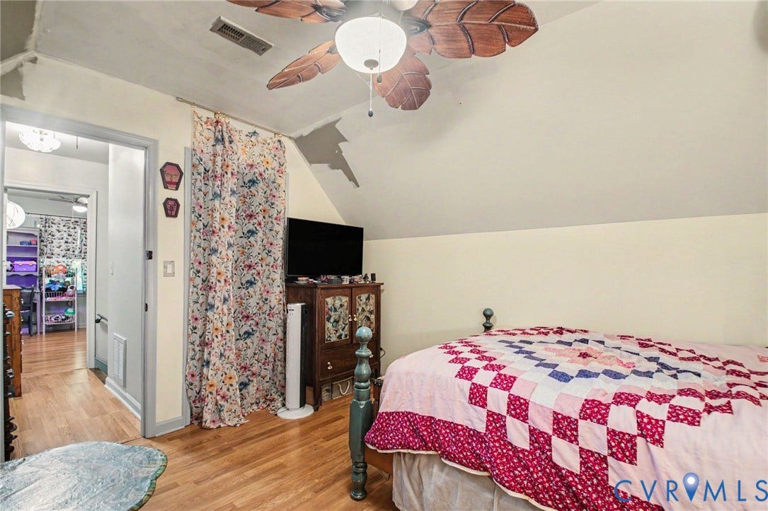 106 Carriage Ct, Locust Grove, VA 22508 upstairs bedroom on the left side