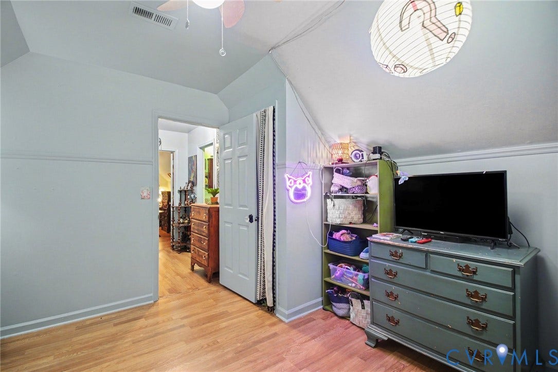 106 Carriage Ct, Locust Grove, VA 22508 upstairs bedroom to the right side