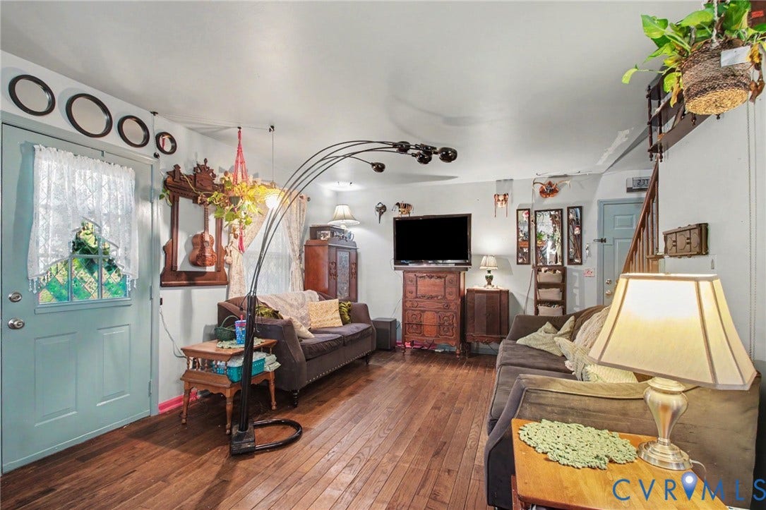 106 Carriage Ct, Locust Grove, VA 22508 just inside the front door looking to the left