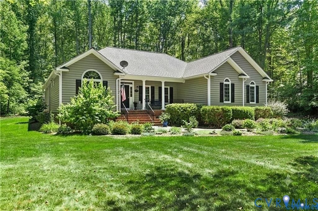 13998 Taylors Overlook Court, Montpelier, VA 23192 Front of home and landscaped yard