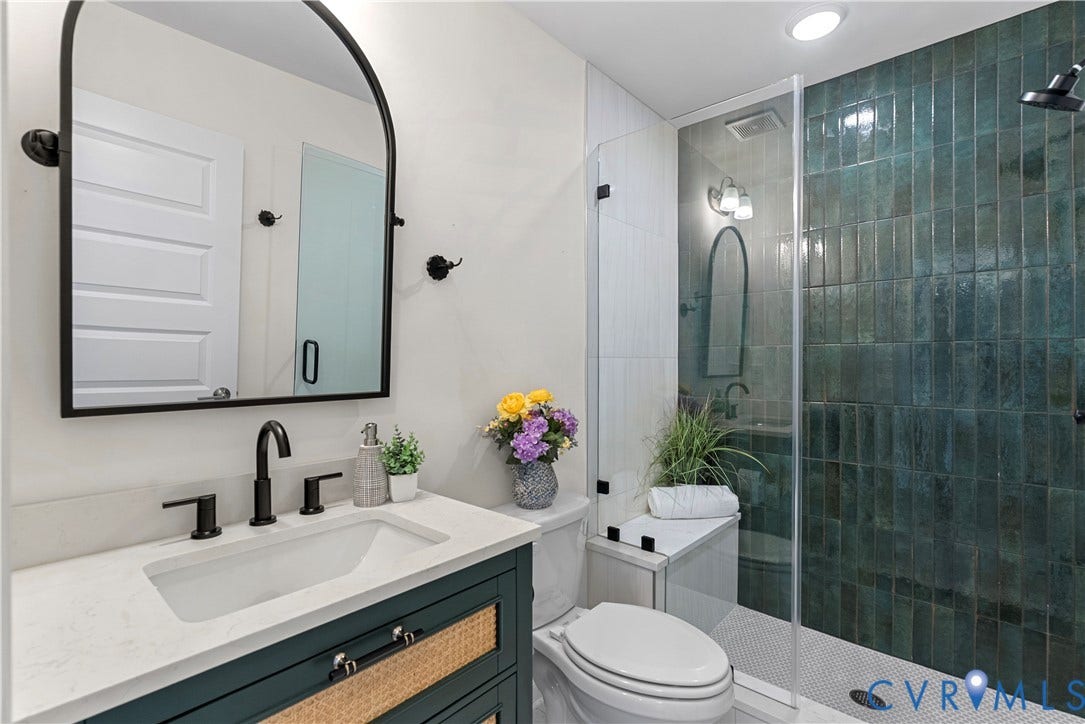 Upstairs full bathroom.