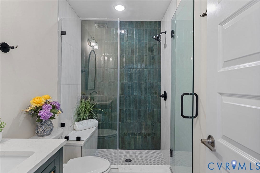 Upstairs full bathroom.