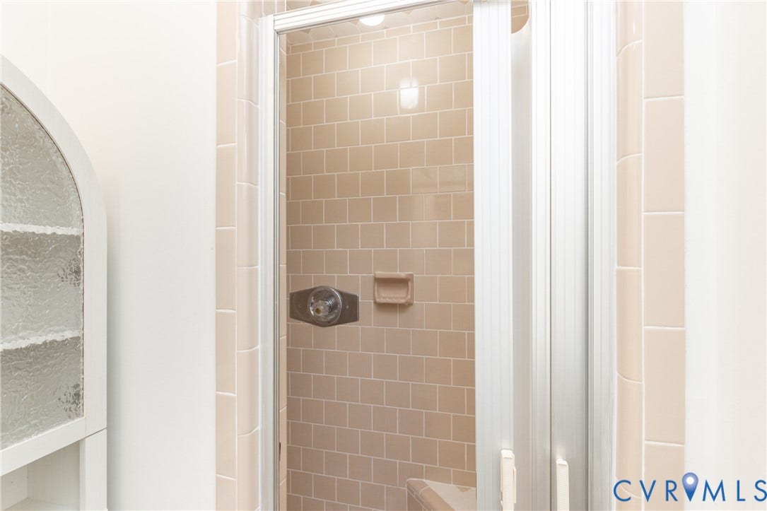 4104 Birchleaf Court, Chester, VA 23831 Tile shower