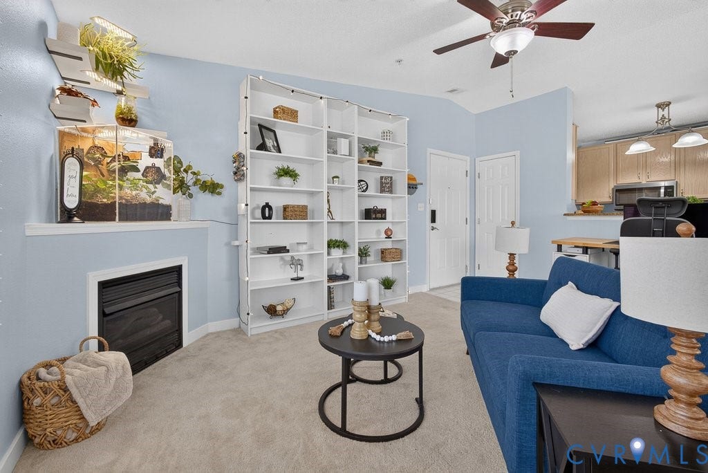 Gas fireplace, vaulted ceiling