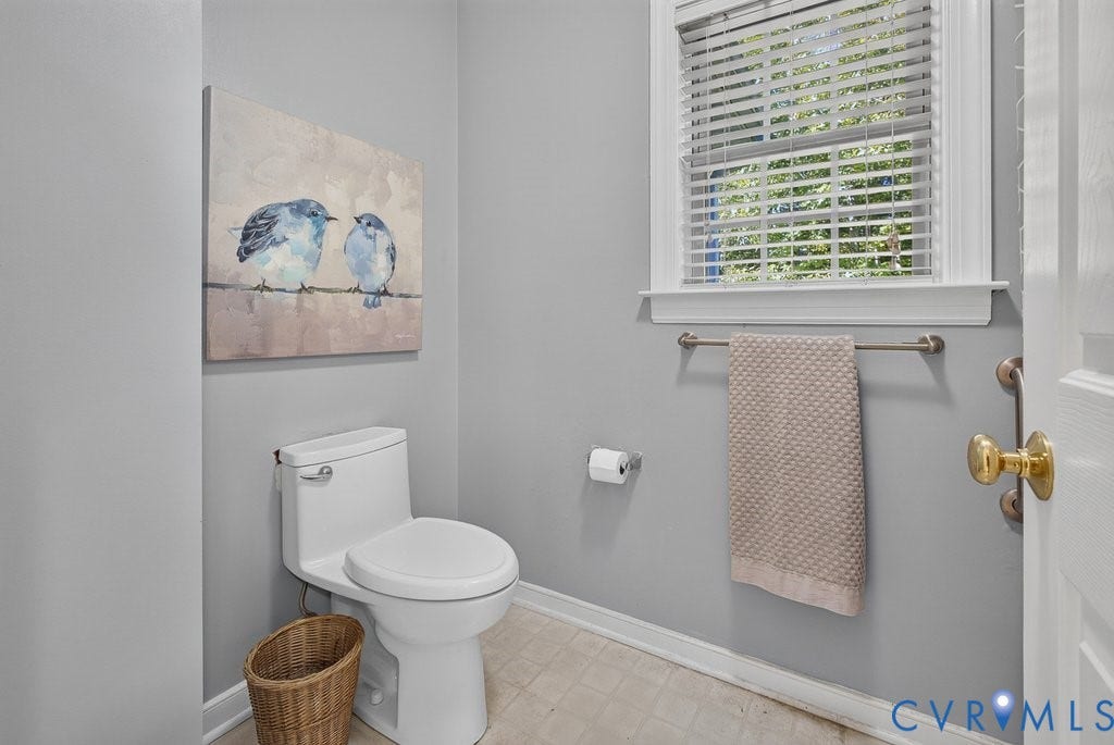 5131 Park Meadows Court, Glen Allen, VA 23059 Shared hall bath