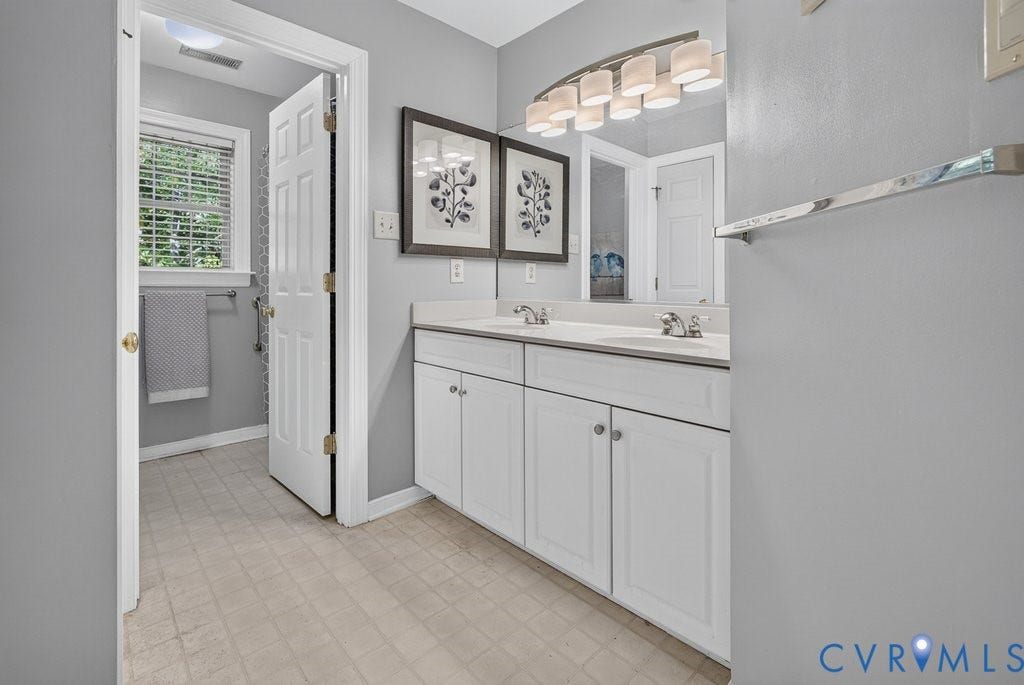 5131 Park Meadows Court, Glen Allen, VA 23059 Shared hall bath
