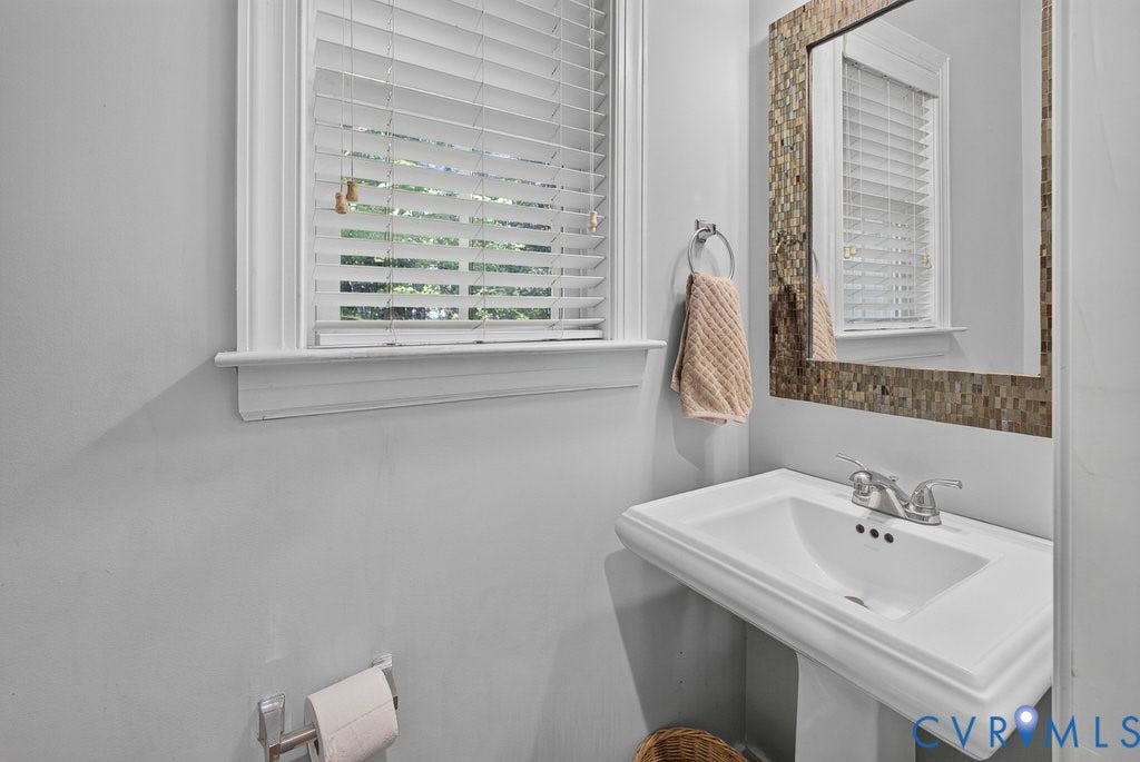 5131 Park Meadows Court, Glen Allen, VA 23059 1st floor half bath