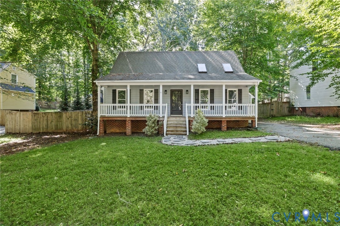 13811 Buck Rub Drive, Chesterfield, VA 23112 Light gray siding exterior with white trim