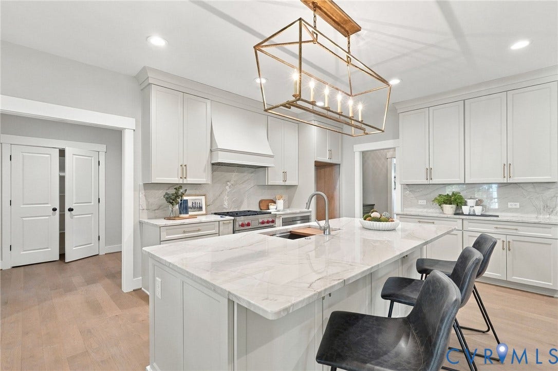 14010 Summercliff Trail, Chesterfield, VA 23832 The Breakfast Bar Allows Extra Seating & the Gild Lantern is the "Star" of the Show