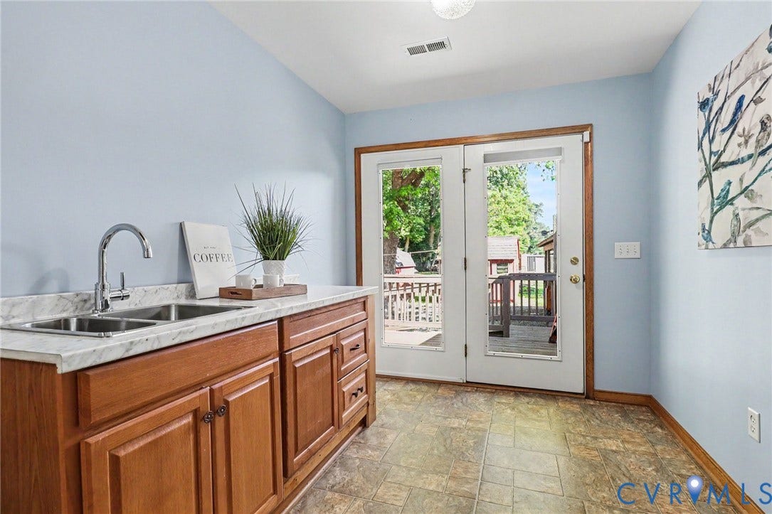 1100 Dotson Road, Henrico, VA 23231 Inlaw Suite Foyer and kitchenette area