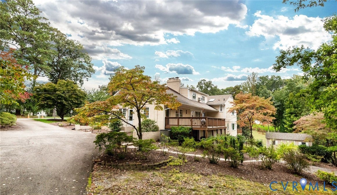 207 Tarrytown Drive, Sleepy Hollow, Henrico, VA 23229 Circular paved driveway with designated parking and entry access directly to the kitchen, slate walkway to the front entry and an additional rear driveway with access to the 1-car garage.