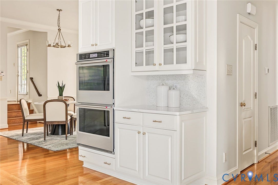 2825 Oak Point Lane, Barrington, Henrico, VA 23233 Ample cabinetry, pantry and full wet bar with seating area create a harmonious layout.