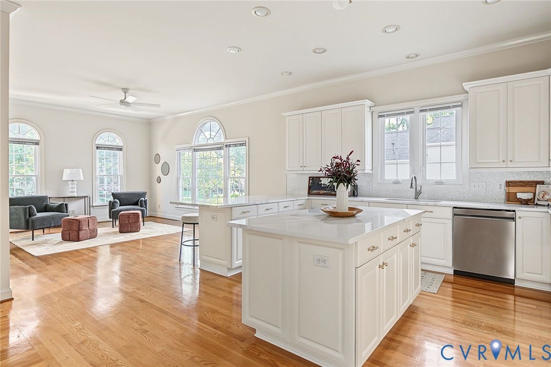 2825 Oak Point Lane, Barrington, Henrico, VA 23233 The kitchen and sunny breakfast room invite family to linger.