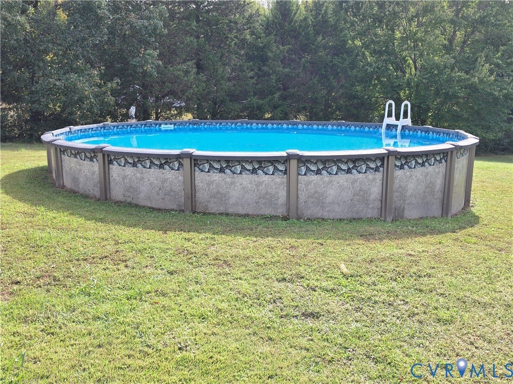 Above-ground pool with textured exterior and integrated ladder