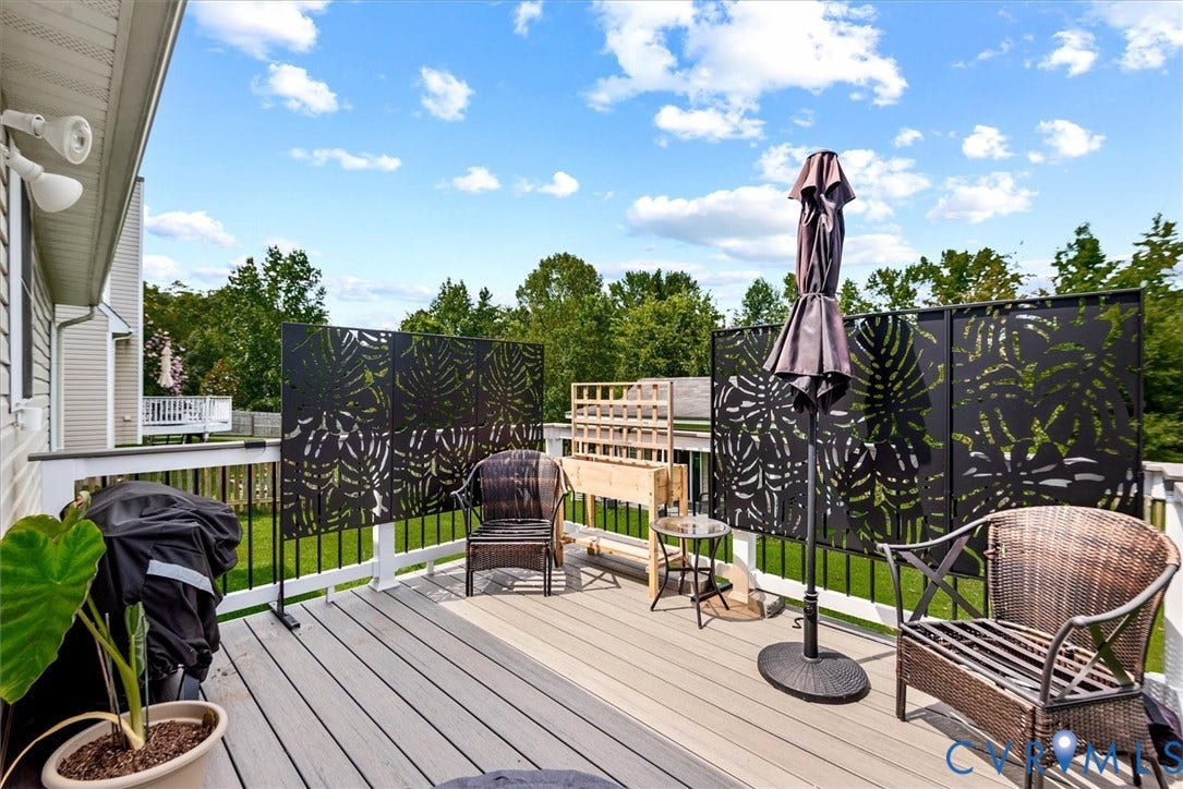 2421 Pittston Road, Ruffin's Pond, Fredericksburg, VA 22408 Composite deck surface with white railings and decorative privacy screens