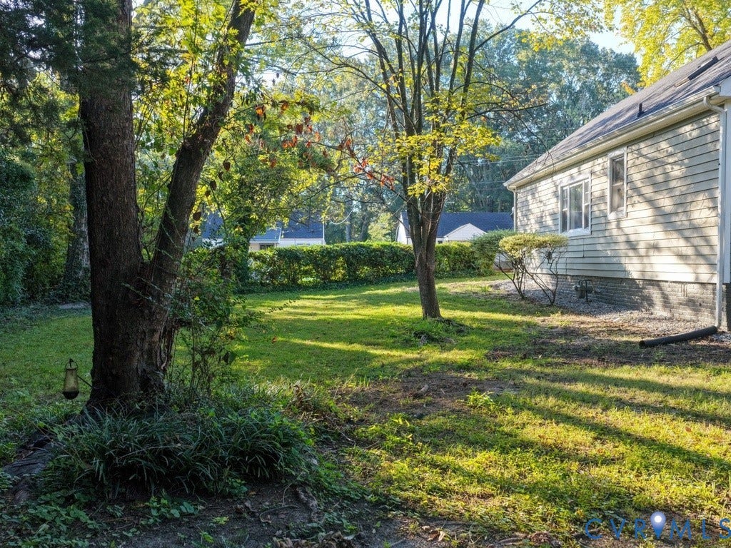 2201 Richmond Street, Hopewell, VA 23860 Expansive lawn with mature trees and established perimeter hedging