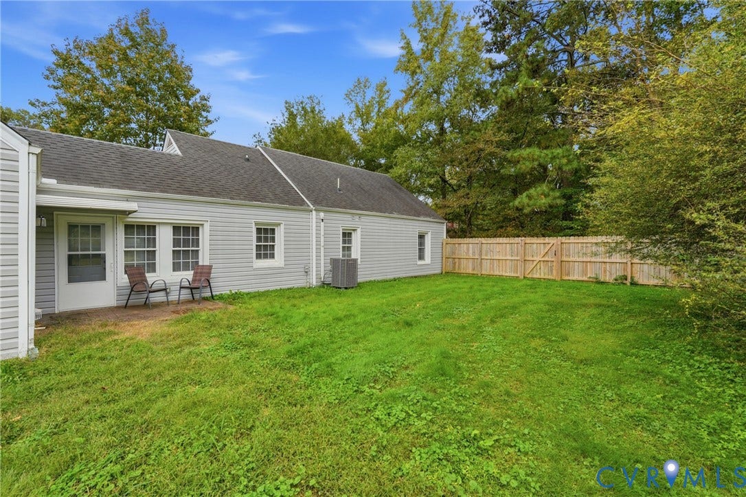 6624 Miller Road, Henrico, VA 23231 Expansive rear lawn, mature landscaping, and wooden privacy fencing