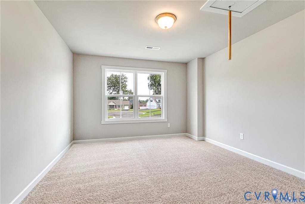 Neutral wall finishes and light-colored carpeting