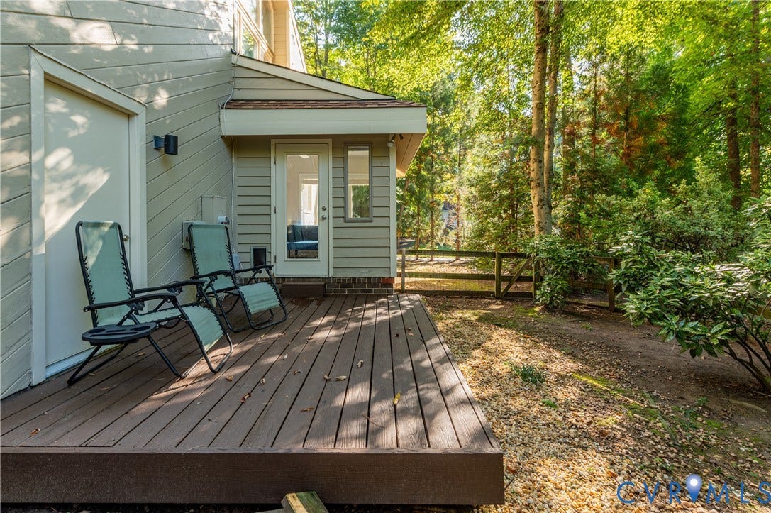 4204 Hickory Nut Place, Winterberry Ridge, Midlothian, VA 23112 Dog run off the sunroom by the kitchen. Great spot to relax and enjoy coffee while the dogs can run free in this fenced in area.