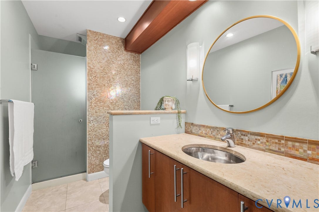 4204 Hickory Nut Place, Winterberry Ridge, Midlothian, VA 23112 Full hall bath on the first floor.