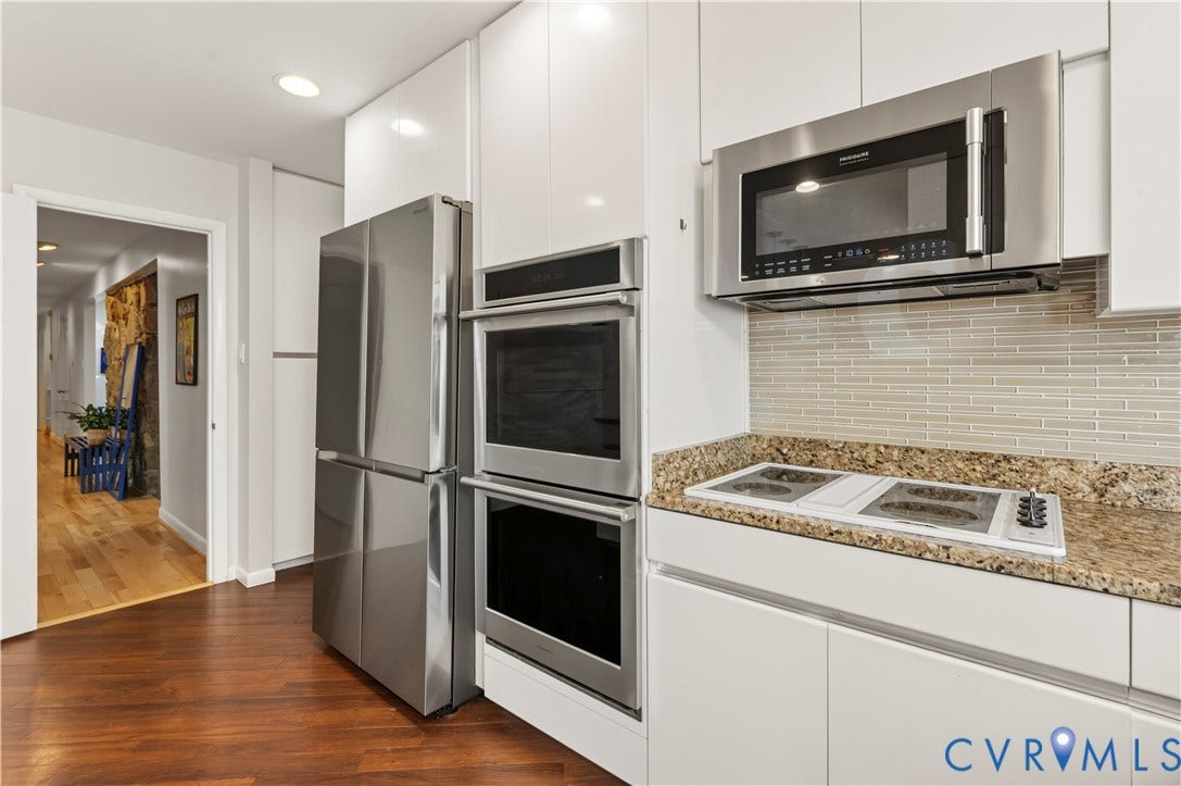 4204 Hickory Nut Place, Winterberry Ridge, Midlothian, VA 23112 Double wall oven, integrated cooktop and a microwave for making meals large or small!