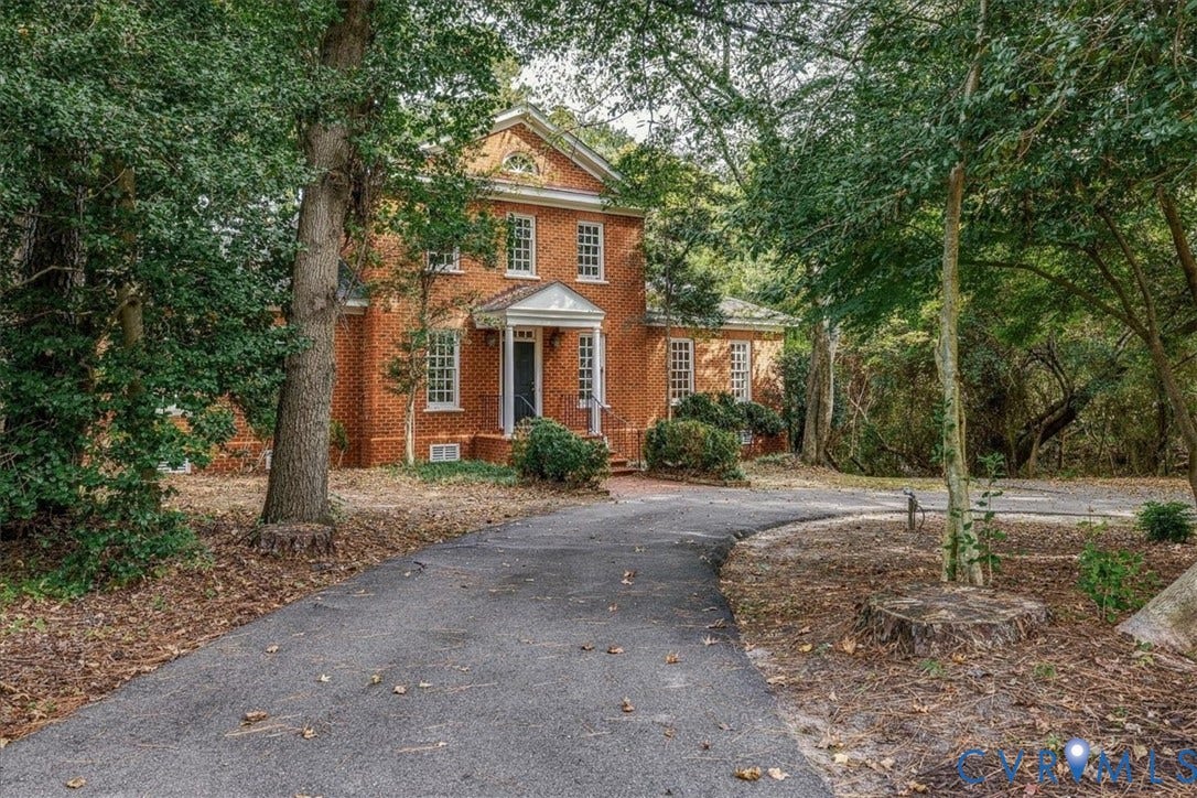 173 Waterfront Drive, Colonial Heights, VA 23834 Circular drive in the front.