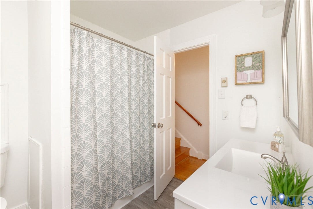 9209 Lydell Drive, Henrico, VA 23228 3rd floor- Hall Bath