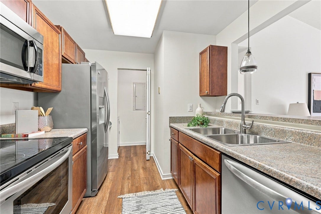4661 Four Seasons Terrace, #F, Henrico, VA 23060 Stainless steel appliances