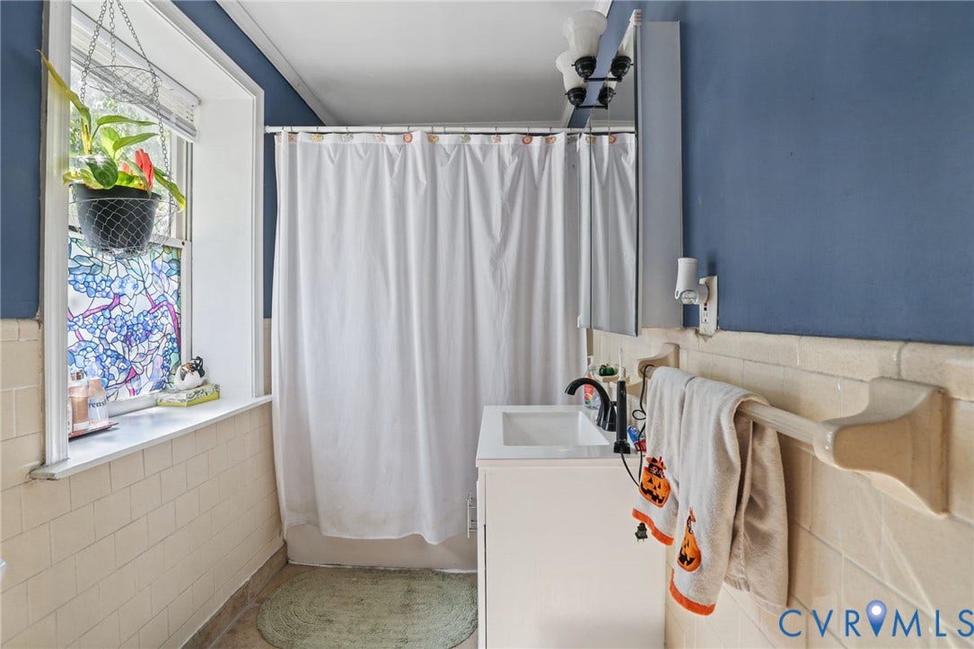 7 N 21st Street, Tobacco Row, Richmond, VA 23223 Tiled floor and half wall in the upstairs full bathroom.