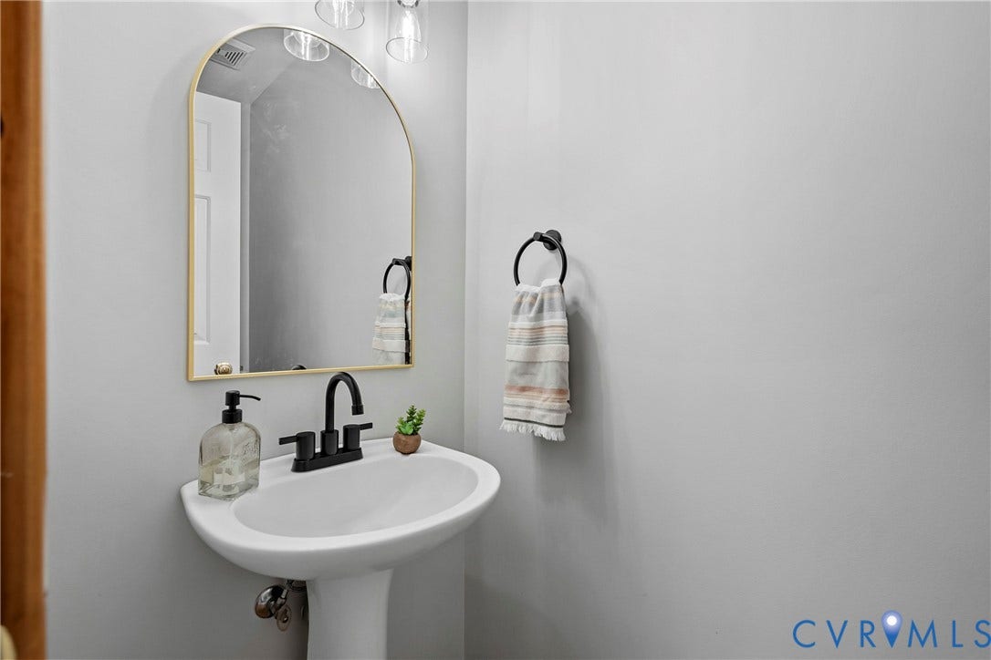 11401 Pinhook Road, Rockville, VA 23146 Entryway Powderoom