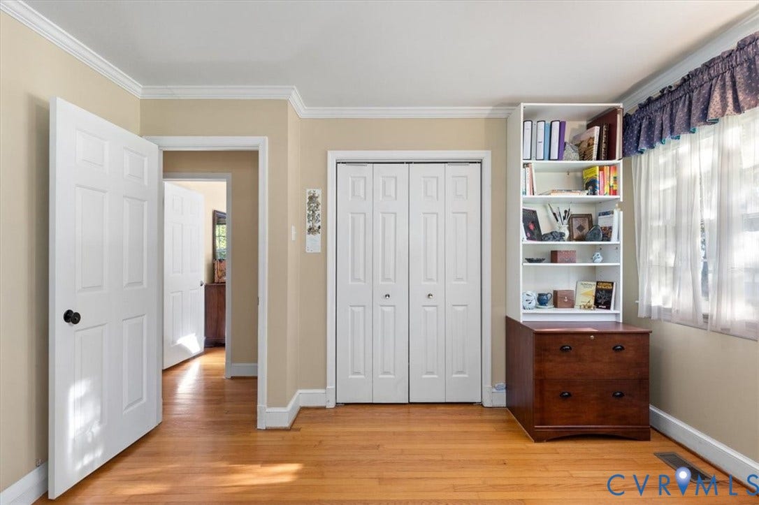 5111 Hurop Road, Sandston, VA 23150 Hardwood flooring, crown molding, multi-panel doors, and built-in white shelving